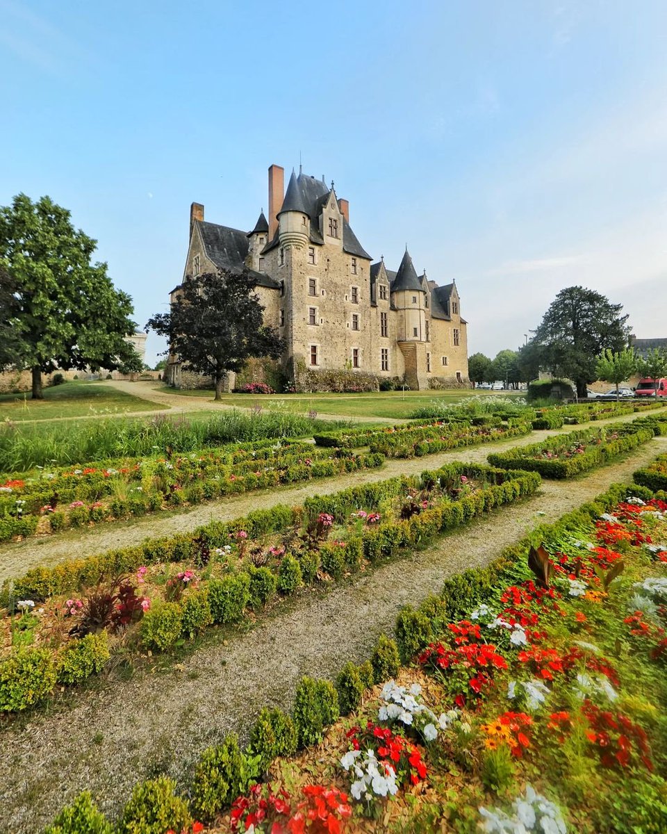 Plongez dans l’histoire exceptionnelle du #château de Baugé et découvrez son #patrimoine sans pareil. 🏰

Vous visitez le château en #famille ? De nombreuses surprises et animations vous attendent. 🤩

📸 chateauxethistoire (sur Instagram)