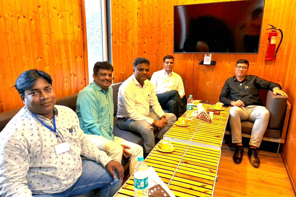 RCBMeadows's tweet photo. A simple cup of coffee becomes happiest when you share it with friends.π
#coffeetime #coffeelovers #friends #friendship #hangoutwithfriends #rcbmeadows https://t.co/FtrZxMtMCw