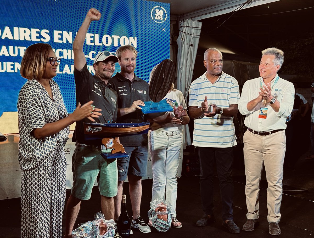 DefiVoileSEP's tweet photo. 𝗖𝗘́𝗥𝗘́𝗠𝗢𝗡𝗜𝗘 𝗥𝗘𝗠𝗜𝗦𝗘 𝗗𝗘𝗦 𝗣𝗥𝗜𝗫 🥇

Thibaut &amp; Quentin se hissent sur la plus haute marche du podium @oceanfifty 🍾 de la @TransatJV !

Cette soirée clôture une 𝘁𝗿𝗲̀𝘀 𝗯𝗲𝗹𝗹𝗲 𝗮𝘃𝗲𝗻𝘁𝘂𝗿𝗲 𝘀𝗽𝗼𝗿𝘁𝗶𝘃𝗲 𝗲𝘁 𝘀𝗼𝗹𝗶𝗱𝗮𝗶𝗿𝗲 !

©️Marie Le Creurer https://t.co/65jjB2Tpma