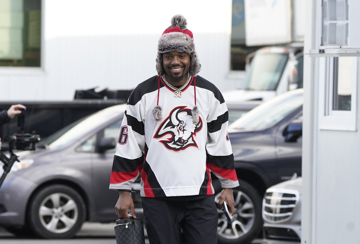 #Bills <a href="/Herb_Miller21/">Herb Miller III</a> reps #Sabres <a href="/MattBarnaby3636/">Matthew Barnaby</a> jersey during arrival on Sunday.