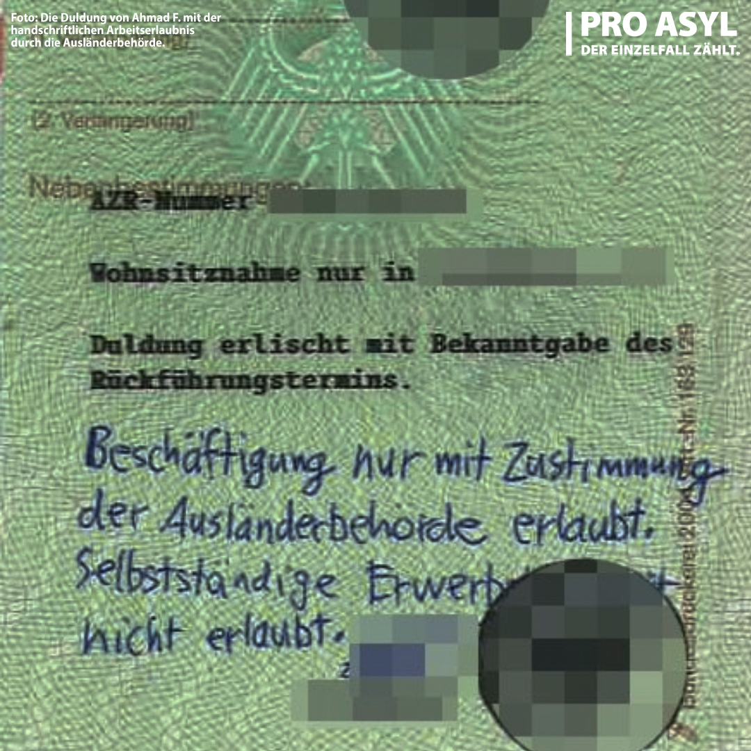 Aktuell ist die populistische Forderung nach #Arbeitspflicht für Geflüchtete in aller Munde – dabei DÜRFEN viele Betroffene gar nicht arbeiten. So wie Ahmad F.* 2018 floh er mit seiner Frau aus dem #Iran nach D, wollte so schnell wie möglich arbeiten. 🧵