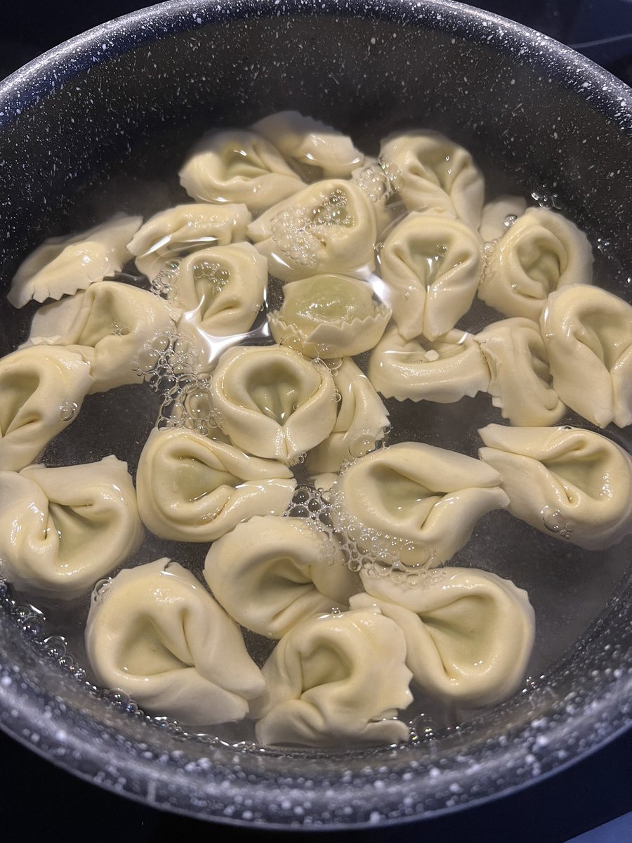 Topiramatee's tweet image. « 2 portions » 

Le pire mensonge du 21e siècle ça 😂😂😂