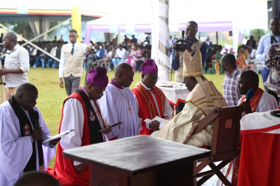 BKDCOU's tweet photo. 19/11/2023. East Busoga Diocese inaugurated as the 39th Diocese in the Province of the Church of Uganda with Rt Rev Paul Hannington Suubi consecrated and enthroned as the first Bishop of the Diocese at a colorful ceremony at St Stephen’s Cathedral grounds in Naluwerere, Bugiri. https://t.co/XGySUpZzWB