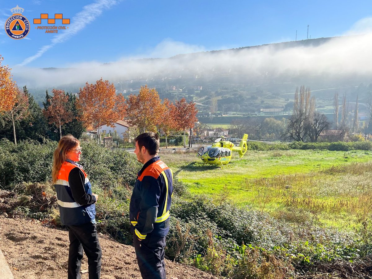 PCivilAmbite's tweet photo. Esta mañana somos avisados por el centro de salud 🏥 de nuestra localidad por la llegada del #HEMS 🚁
Damos apoyo a Guardia Civil y al equipo médico para su traslado al hospital de referencia.

#LasProtesCuentan https://t.co/aXQZpjuPTm