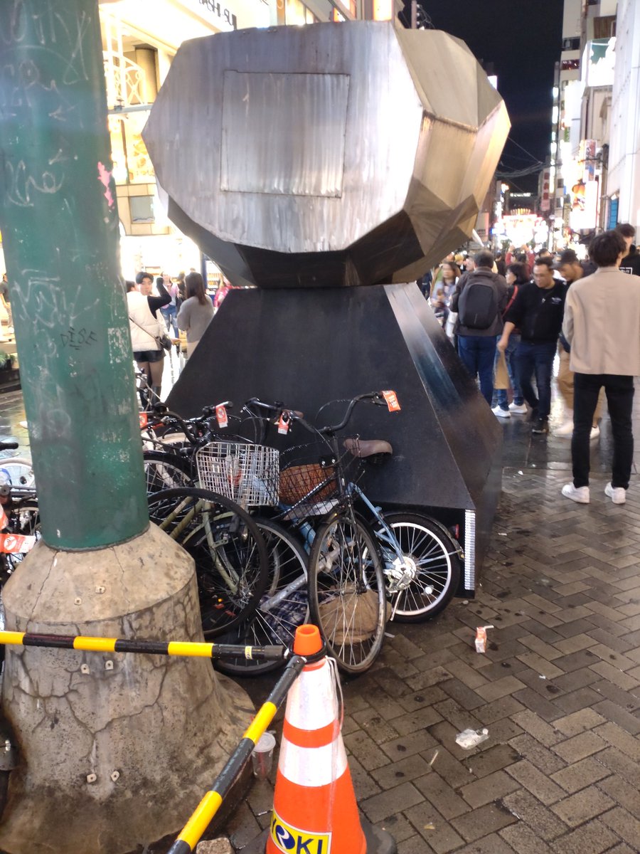 yurunade's tweet photo. 撤退より参入が上回ることや工事が進むことで批判的なムードは減少すると思うが、
とりあえず、機運醸成を高めるなら作者には申し訳ないが道頓堀のコレ、もう賞味期限切れ
雨後の傘捨て場、自転車の違法駐輪場となり誰もスマホ向けてない。バエるものに変えるかもしくは移設撤去を検討してほしい。 https://t.co/vXxIJAzihF