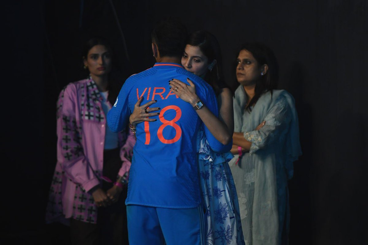 1/6
2011 World Cup Winner Under Fire Over Misogynistic Comments on Virat Kohli's Wife 

#CricketWorldCup #CricketWorldCup2023 #CricketWorldCup23