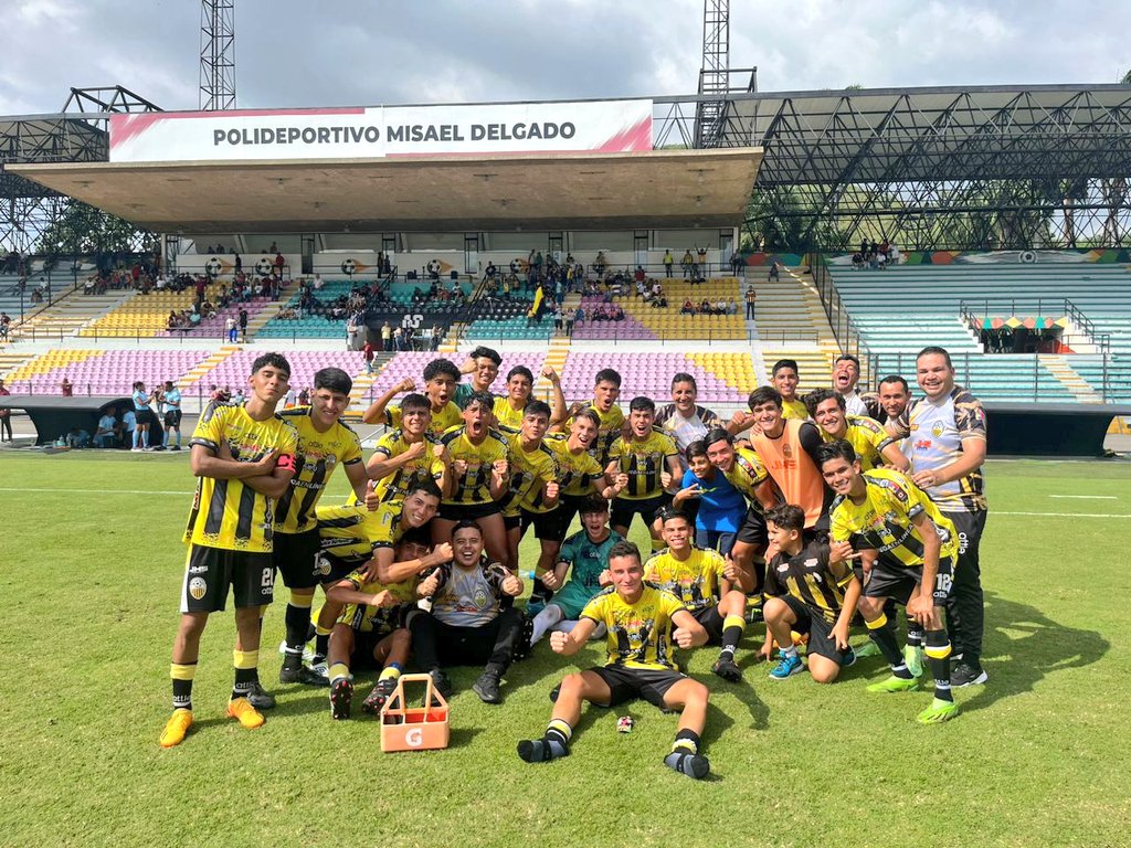 Cantera_DTFC's tweet image. #CanteraDTFC | #S18 | #8vos | [⏱️90+7'] | #TAC 2-1 #CBB | 🔚⚽ ¡FINAAAAL! Nuestro batallón Sub-18 consigue la victoria en un partidazo de alto calibre y avanza a los cuartos de final del torneo 🔥

#VamosTáchira 💛🖤