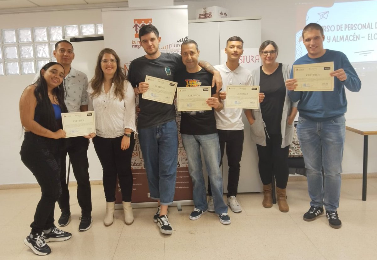 lmmigraciones's tweet photo. Nuestro alumnado ha finalizado el Curso de Personal de Comercio y Almacén en el Punto Formativo #Incorpora de #FundaciónLaCaixa en #Elche! Dos meses intensos de aprendizaje y prácticas no laborales gracias a la colaboración de @CarrefourES , @Conforama_ES , @pikolinos  y Tempe. https://t.co/yXTMVig35W