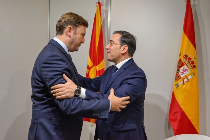 Bujar_O's tweet photo. Congratulations, dear colleague @jmalbares, on your reappointment as FM of #Spain!

🇲🇰🤝🇪🇸

Grateful for the unwavering Spanish support in advancing our #EU Agenda!

@SpainMFA @eu2023es https://t.co/1YQBB2VkIR