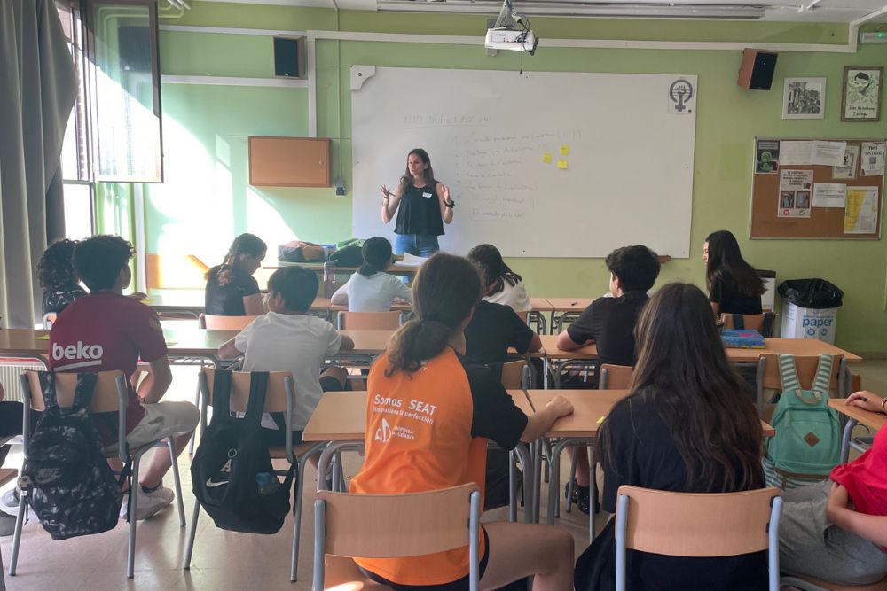 IRSJD_info's tweet photo. 📰 Es posa en marxa el projecte europeu #RESCCUE a diferents instituts de secundària de Cornellà de Llobregat
💬 Amb el projecte volem apoderar els joves i els infants per reduir la seva exposició a situacions de violència
Notícia completa ⬇️ https://t.co/W5e7SCEEsq https://t.co/bZM3vOzS91