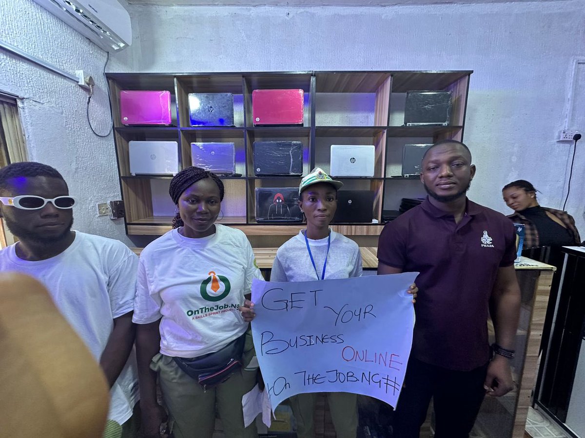 onthejob_ng's tweet photo. Our digital onboarders hit the streets of Makurdi last week, on a mission to digitize businesses! Spreading the good news of the digital economy and how business owners could leverage it for their growth!!
Our #DoDeel Champions @DoDeelBenue
#ItsUptoYOUth #digitalskills #MTGNG https://t.co/UeqdO5t8jG