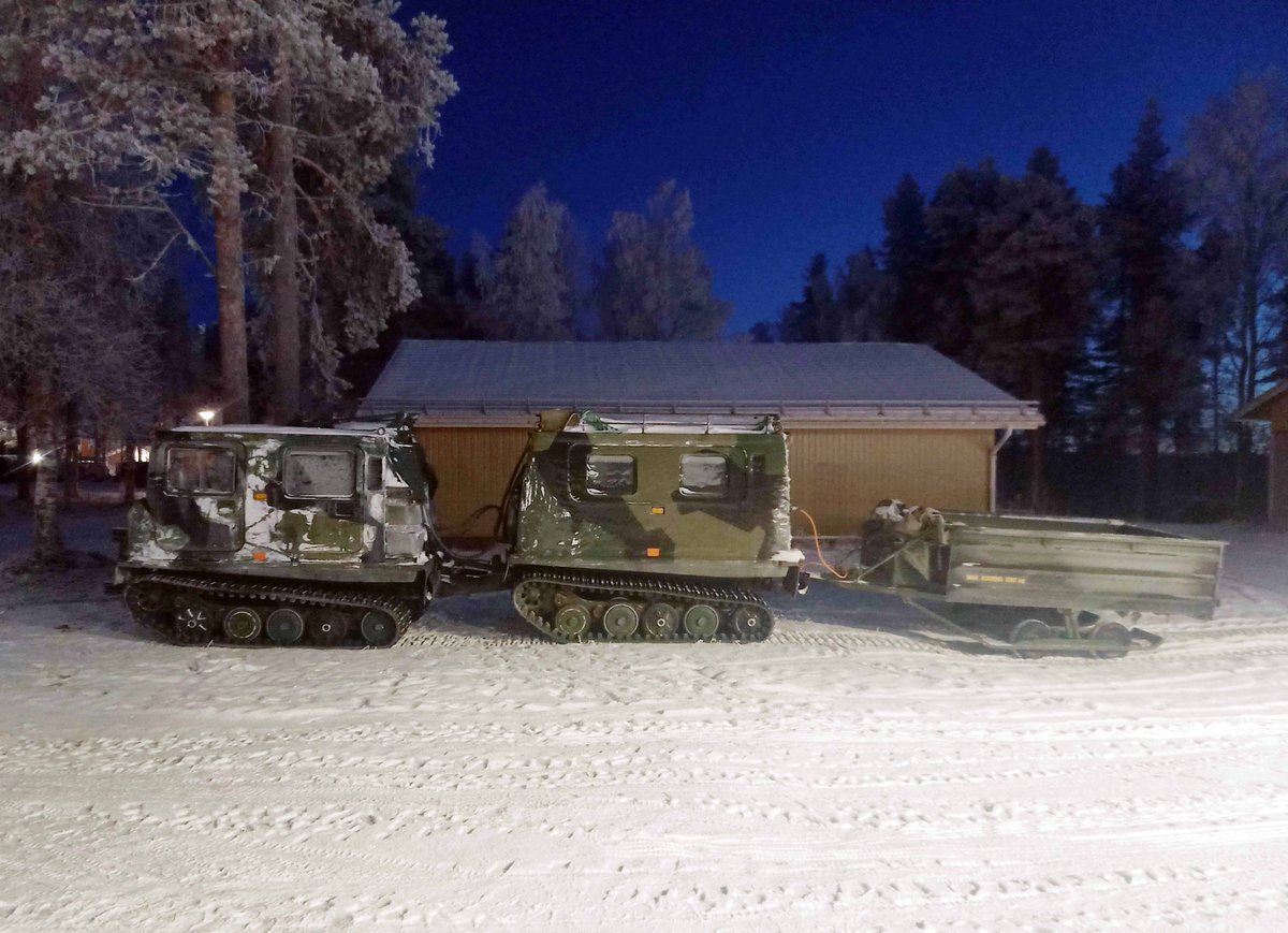 Puolustusvoimien kalustoa lumisessa maastossa.