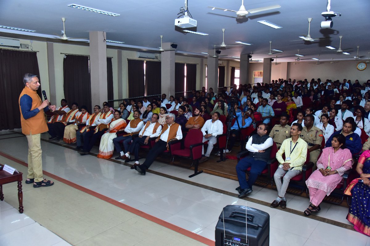 mamidala90's tweet photo. Today, attended the convocation of JSS Academy of Higher Education &amp; Research at Mysuru. This was followed by a wonderful interaction and Q&amp;A session with the students. https://t.co/8t72GP2Qoy
