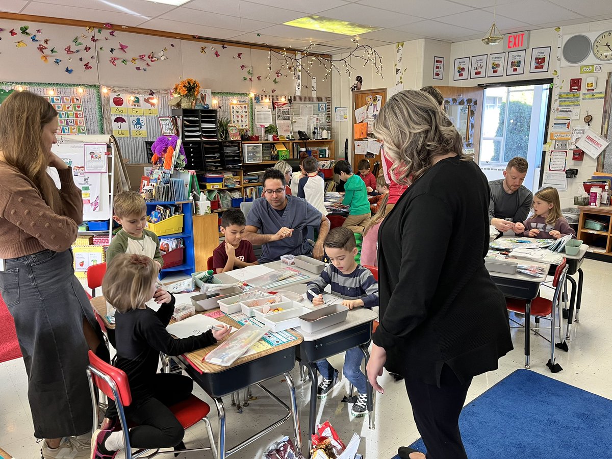 goledgeview's tweet photo. Thank you kindergarten parents for helping with our thanksgiving activities! 🦃 #ClarenceProud https://t.co/XBYoqU7xPM