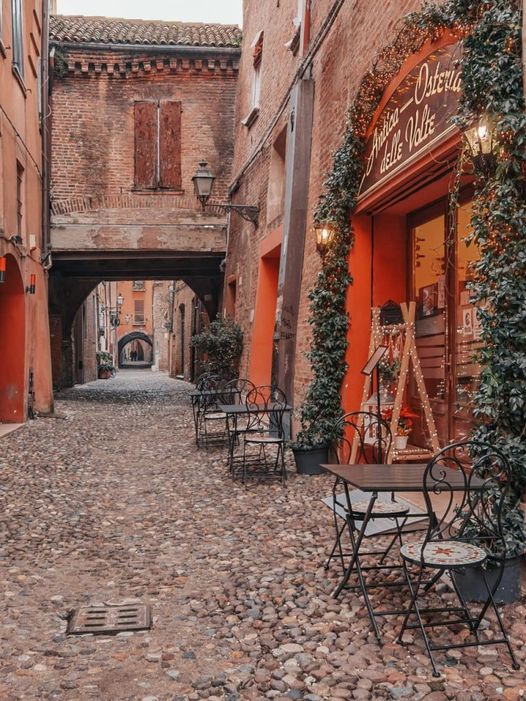 ItalyMagazine's tweet image. Ferrara is a splendid city of art, a magnificent Renaissance capital and listed as a World Heritage Site by UNESCO. The town has broad streets and numerous palaces dating from the 14th and 15th centuries, when it hosted the court of the House of Este: bit.ly/3PtTaBn