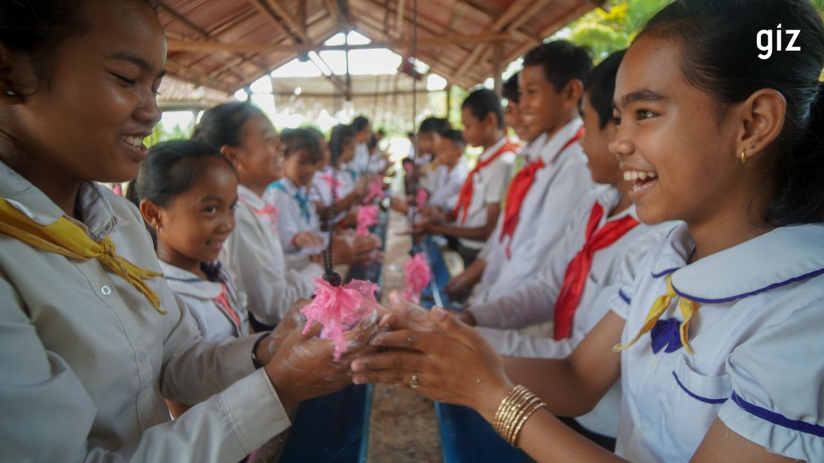 Heute ist 🧒 ⚖ 👧 #Weltkindertag: Bessere #Bildung durch Händewaschen! Gemeinsam mit @Unicef verbessern wir die Gesundheit von 15 Millionen Schüler*innen, damit Krankheiten dem Lernen nicht im Weg stehen. 👉giz.de/de/mediathek/1…