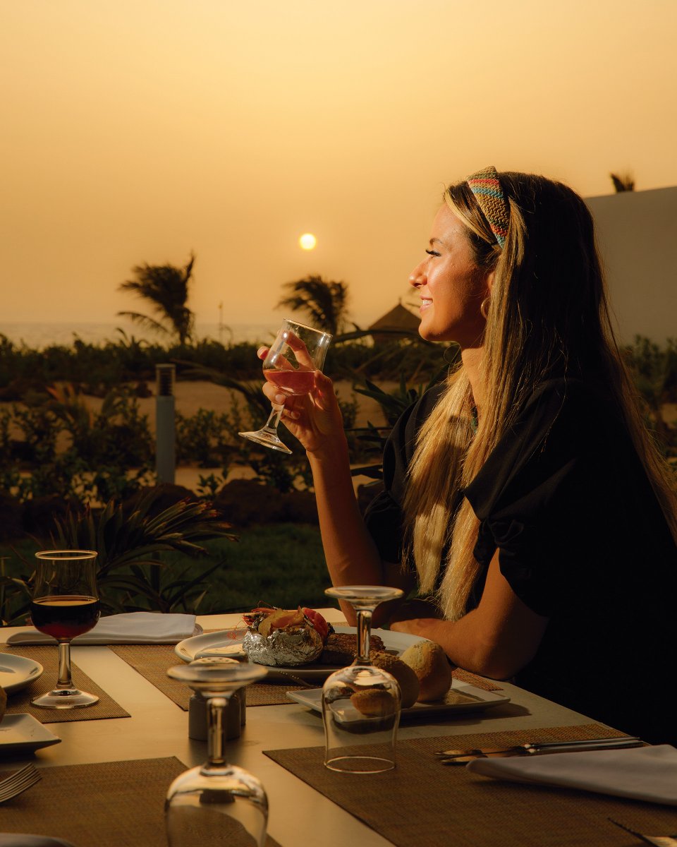 🌇 La magia de los atardeceres en #RiuBaobab bit.ly/3QpX1QK ¿Te imaginas cenando con una puesta de sol como esta? 🍷

#PointeSarene #Senegal