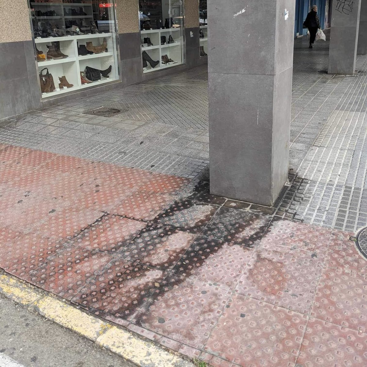 CadizAbandonada's tweet photo. 🧼🪣 Un colaborador denuncia la acumulación de restos de manchas de orines en los soportales de la avenida Ana de Viya, entre las calles Antonio Accame y Raúl Calvo @Cadiz_es @SomosSacyr https://t.co/euxg3tfodR