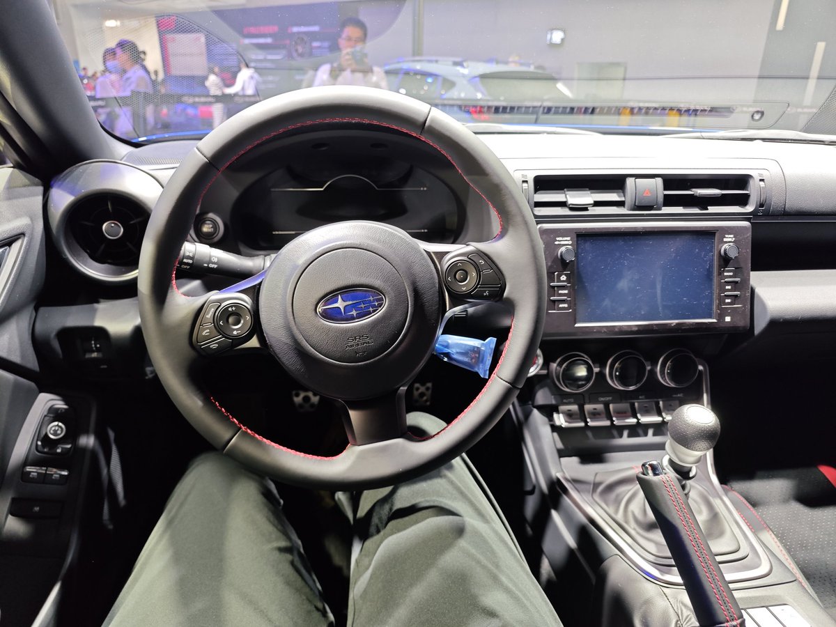 SUBARU不愧為同性交友利器（主要男性），這位兄臺一坐進車裏，笑容根本藏不住。
當然，我坐進去的時候也一樣。
可惜不能開起來。
#廣州車展