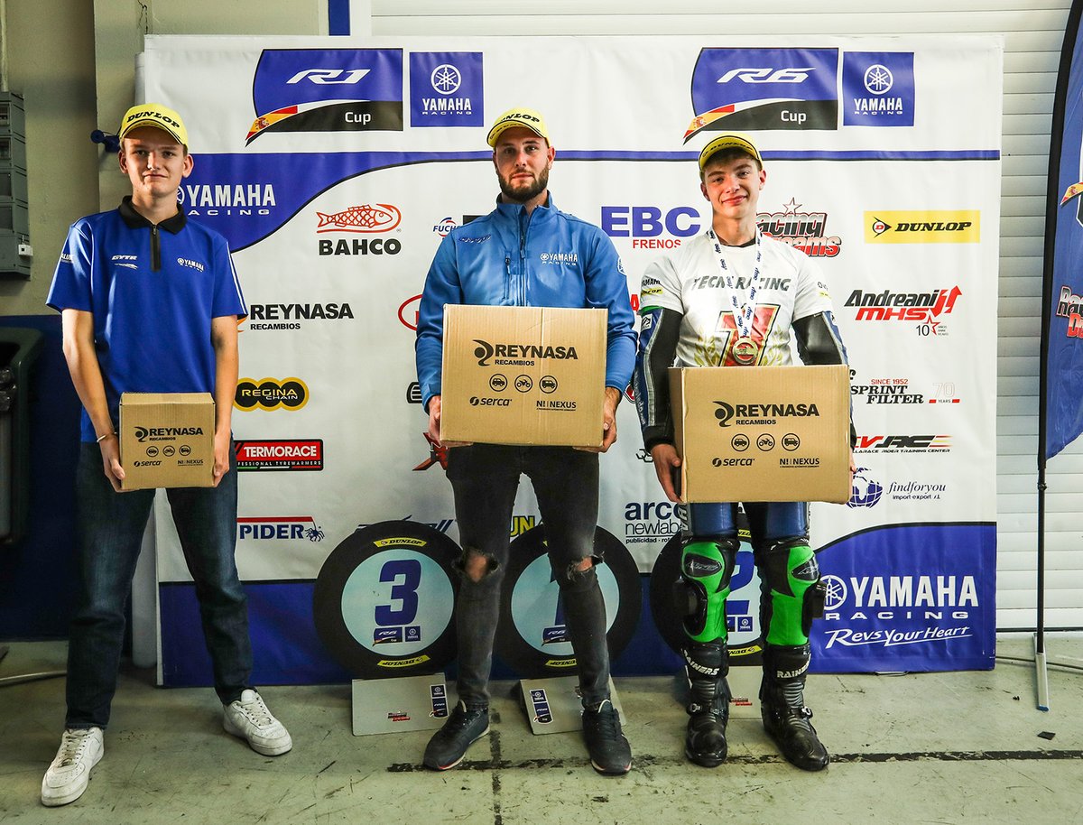 Una de las ventajas de estar en el podio final de la temporada es que hay una gran cantidad de premios de nuestros patrocinadores. ¡Seguro que Morales, Diaz y Granshagen les van a encantar los productos de Reynasa! 🔝🔝

#YamahaR1Cup