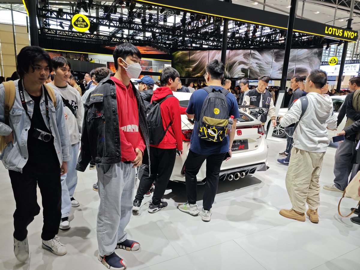 車展上最吸引直男的當然還是這臺本田CIVIC TYPE_R FL2，被年輕人（主要男性）包圍得嚴嚴實實
#廣州車展