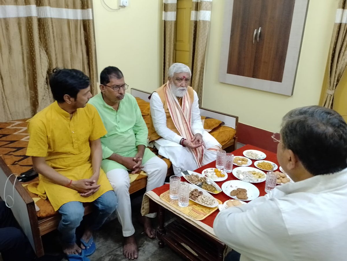 AshwiniKChoubey's tweet image. आज #ABP न्यूज़ चैनल के मुख्य संपादक श्री संत प्रसाद जी के चरित्रवन #बक्सर पैतृक निवास पहुँच छठ पूजा का प्रसाद ग्रहण किया। परिजनों से आत्मीय मुलाकात हुई। सभी को छठ की शुभकामनाएं दी।