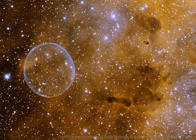EricLagadec's tweet photo. Voici la nébuleuse de la bulle de savon. Une étoile similaire au soleil, en fin de vie, a éjecté son enveloppe de gaz et de poussière pour former cette bulle étonnamment sphérique, semblant se balader dans un amas d'étoiles. https://t.co/4BA8JAfF0h