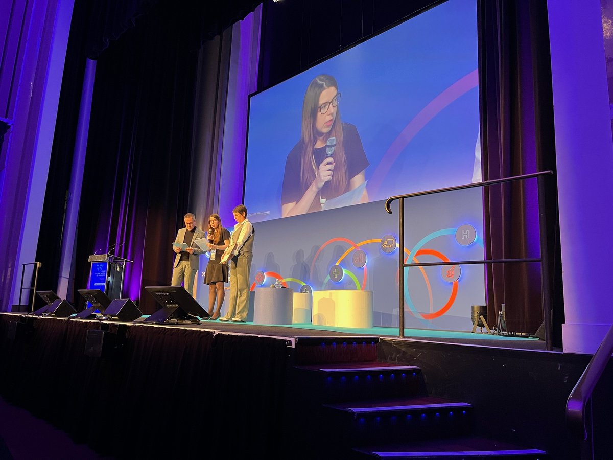 Félicitations <a href="/Manon_Auffret/">Manon Auffret</a> qui a reçu aujourd’hui le Prix de l’Ordre des Pharmaciens lors de la Journée de l'<a href="/Ordre_Pharma/">Ordre national des pharmaciens</a>  👏👏👏
L'association est très heureuse pour elle et la remercie pour toutes ces années consacrées à faire avancer la cause de #parkinson