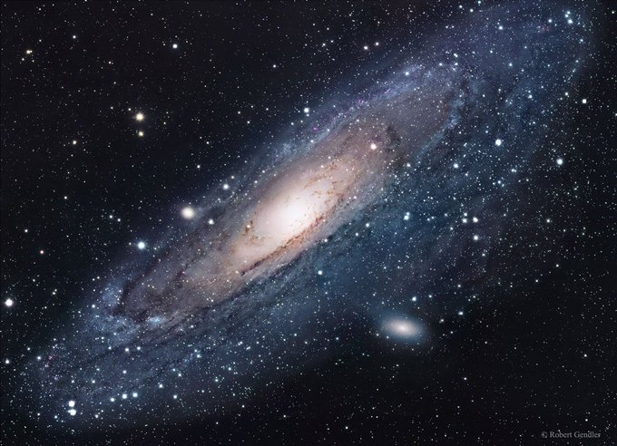 EricLagadec's tweet photo. On me demande souvent pourquoi l'Univers est rempli d'objets en forme de disques, comme ici la galaxie d'Andromède, où l'étoile jeune IM Lupi. Ça vous dit de savoir pourquoi avec un cours de physique simple?   Thread👇
©R.Gendler ESO/Avenhaus https://t.co/baUp80NJUo