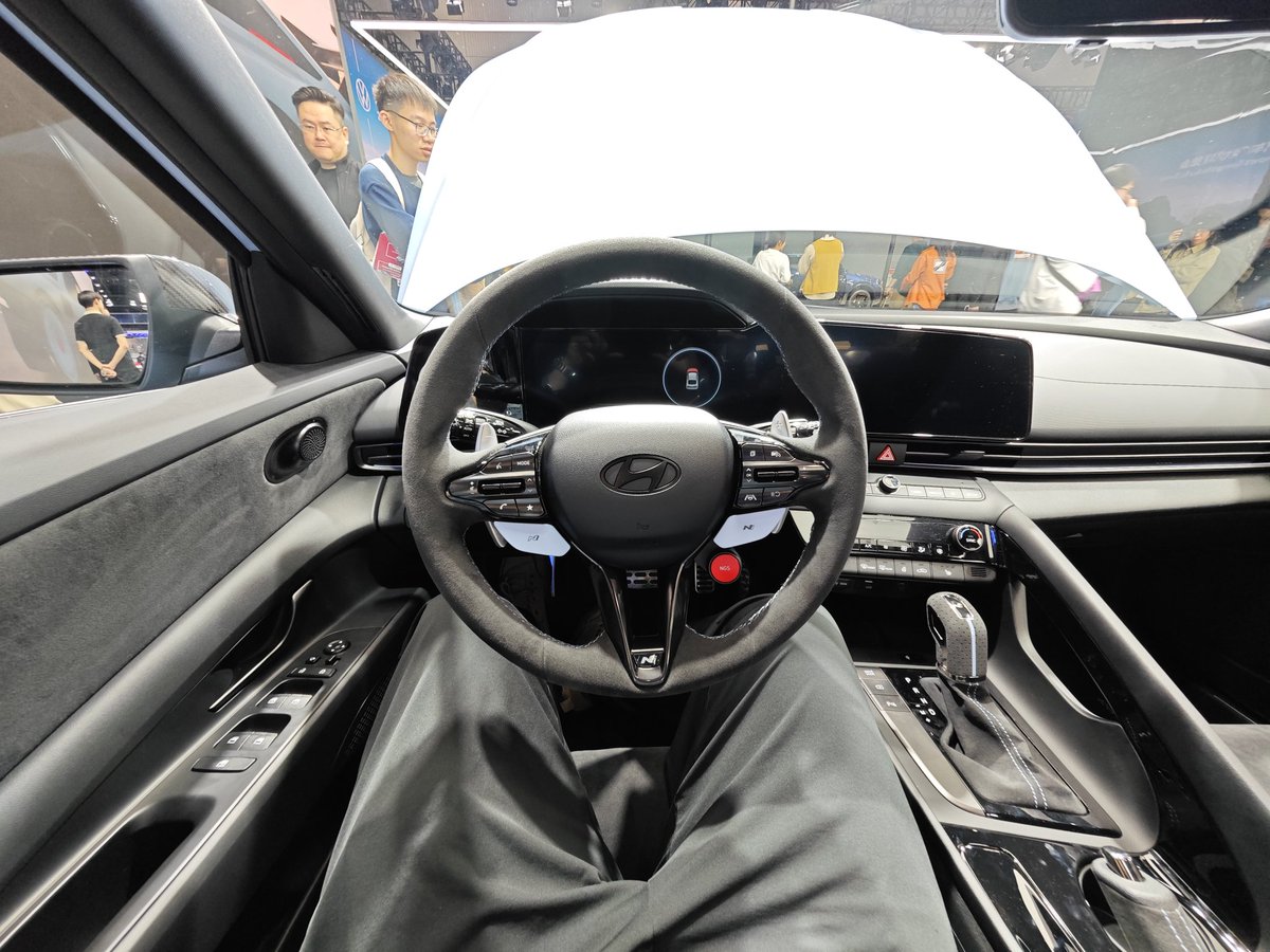 ELANTRA N絕對是廣州車展最被小看的車型之一。人民幣24.98萬元起售，選裝Sport Package後26.38萬元，幾乎是全球最低價，真是買到就是賺到。
#廣州車展
