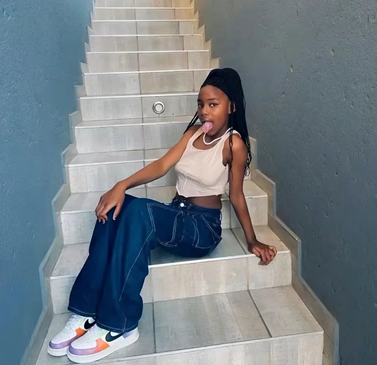 AdvoBarryRoux's tweet photo. After loosing both her parents, her family kicked her out of the house saying that her parents had died &amp; they were full of themselves when her parents were still alive, The poor girl was even neglected by her friends, she had nowhere to go &amp; she took her own life 🕊️ 🕊️🕊️🕊️ https://t.co/0nFKsc8ZFL
