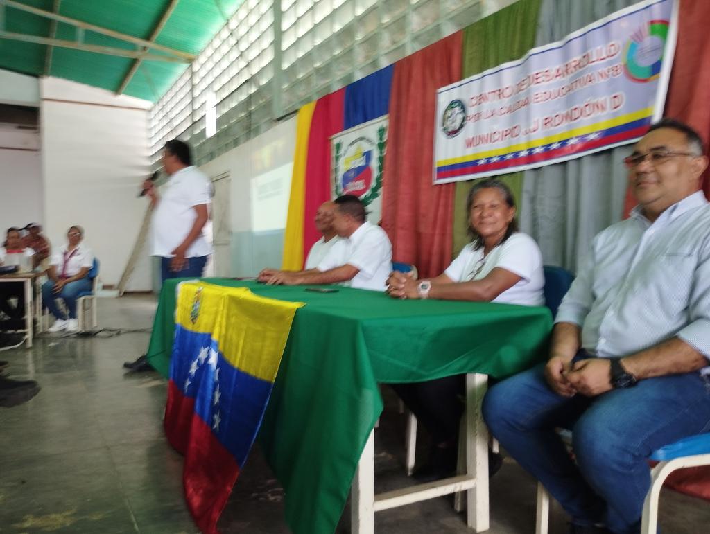ccabrera76's tweet photo. Conversatorio por la Calidad educativa con el coordinador de la zona educativa Guárico Arnaldo Elías Zurita y el coordinador del CDCE Juan José Rondón N°8 Joel Raimundo Tiape https://t.co/iCuLiBk6Vh