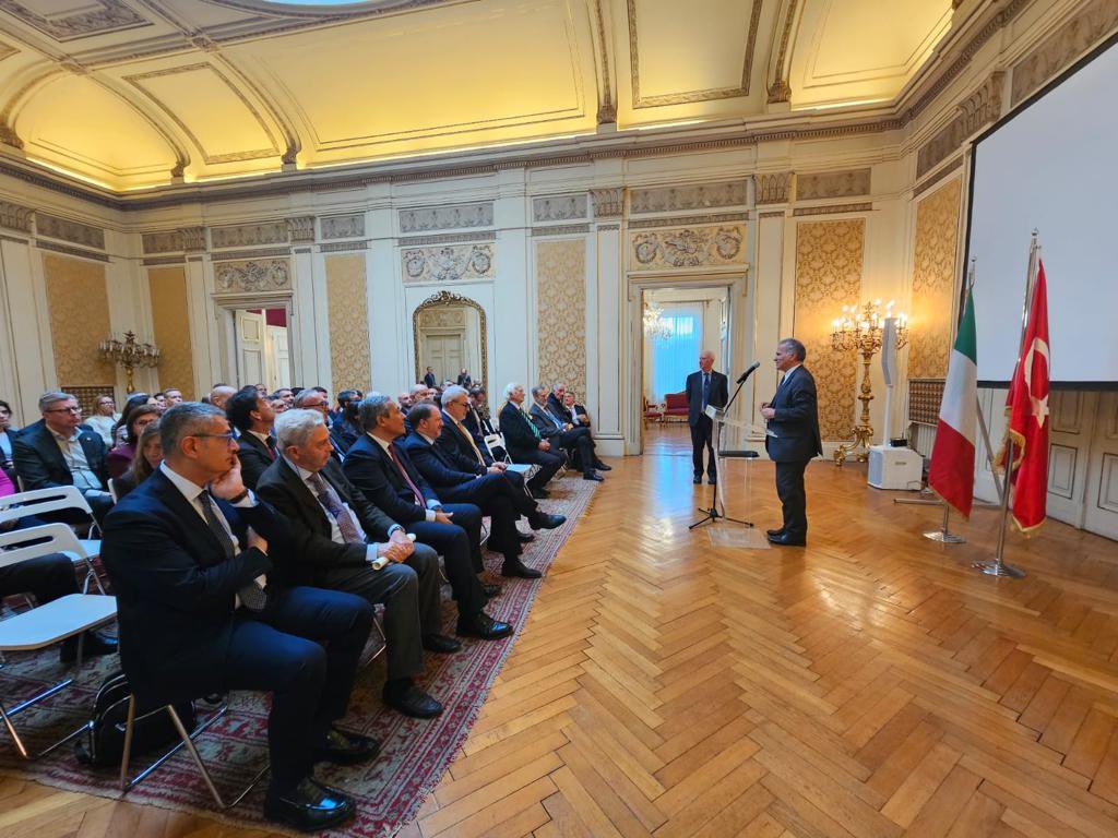 ItalyinTurkiye's tweet image. In the framework of 🇮🇹 #PropellerClub’s visit to 🇹🇷, Ambassador @margiodi hosted a networking session followed by a very fruitful discussion on economic opportunities in the infrastructure and maritime sectors between 🇮🇹 and 🇹🇷. Ziyaret için teşekkür ederiz! ⚓️