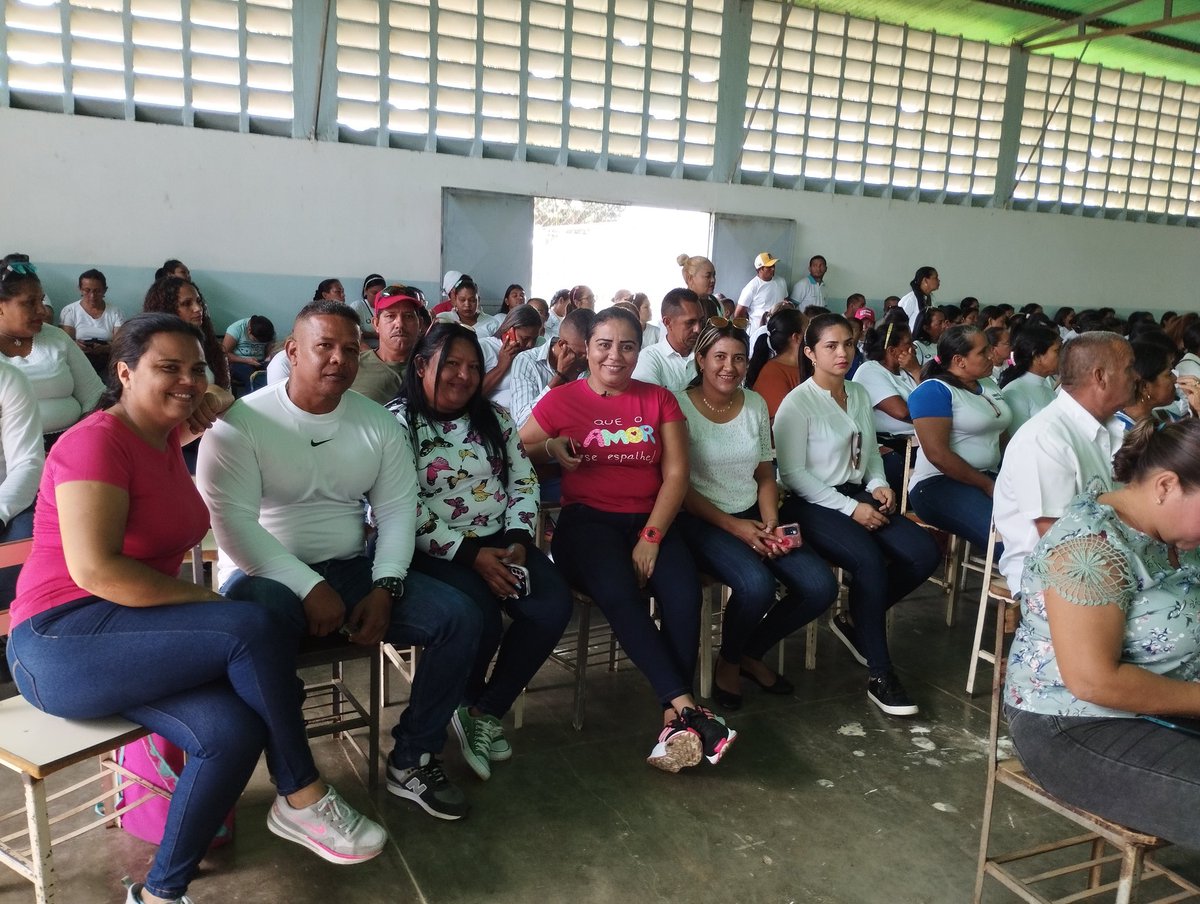 ccabrera76's tweet photo. Conversatorio por la Calidad educativa con el coordinador de la zona educativa Guárico Arnaldo Elías Zurita y el coordinador del CDCE Juan José Rondón N°8 Joel Raimundo Tiape https://t.co/iCuLiBk6Vh