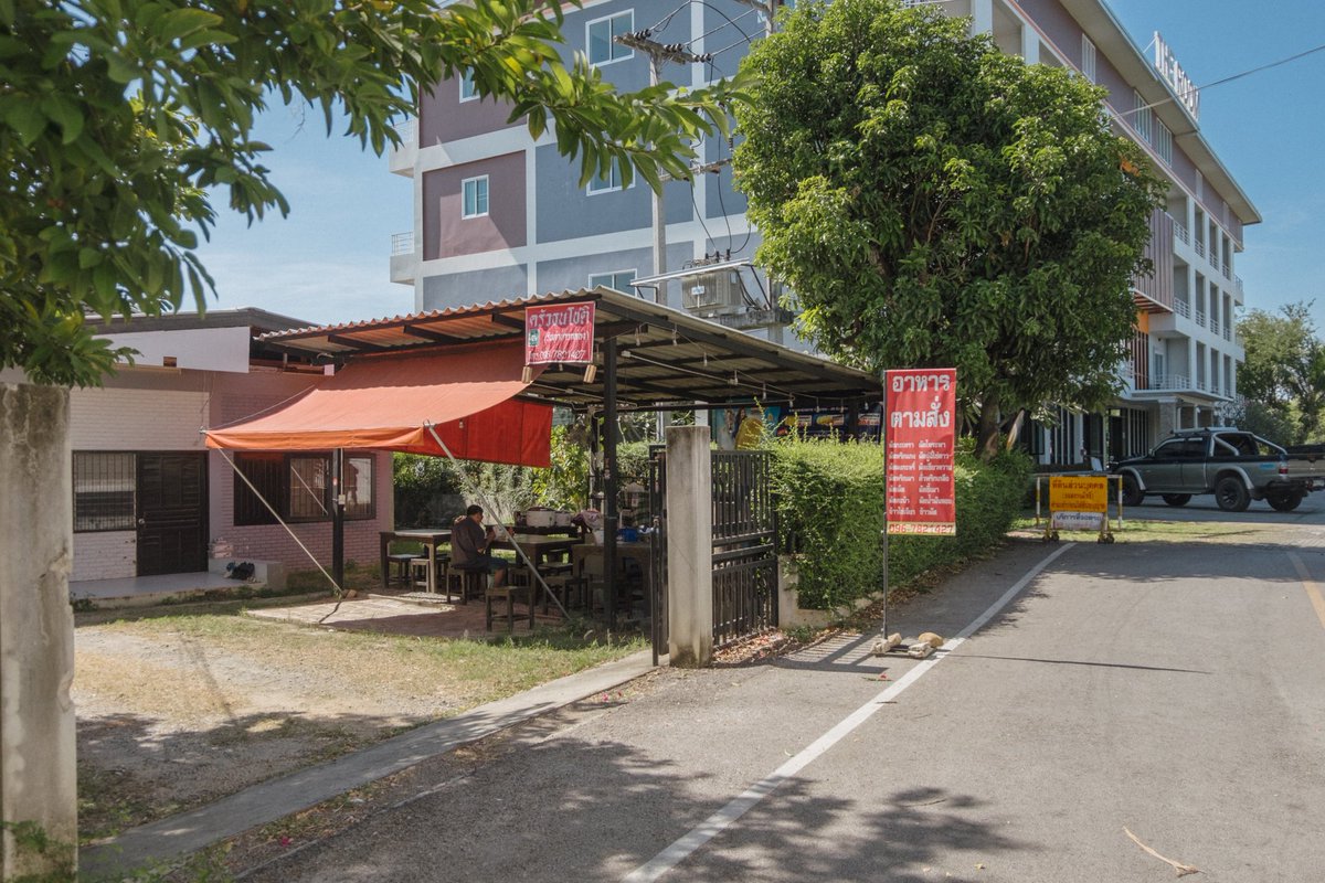 Champ_nitirak's tweet photo. ครัว ธนโชติ ดูภายนอกเหมือนร้านอาหารธรรมดา แต่สิ่งที่ไม่��รรมดาคือ เจ้าของร้าน ที่เป็นมิตร  ดูอบอุ่น สบายใจ ชอบมากินร้านนี้ประจำ เพราะความสบายใจ ที่พี่แกให้ บางวัน ก็เปิดเบียร์    ร้านอยู่ข้างๆ โรงแรม the room ถนน มหิดล
#รีวิวเชียงใหม่ #reviewchiangmai
@reviewchiangmai https://t.co/geaRTQgLBE