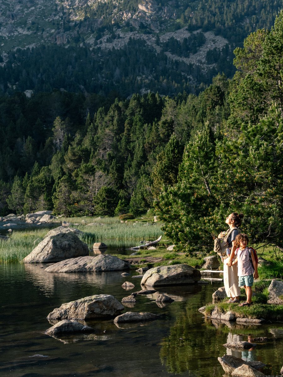 ⛰️ The beauty and diversity of the Cerdanya landscape will make you fall in love at first sight. 💚 Cadí-Moixeró Natural Park, home to the source of the River Segre and a number of peaks are waiting to be discovered. 🔗 bit.ly/3MvYt3c 📸 Álvaro Sanz #inPyrenees