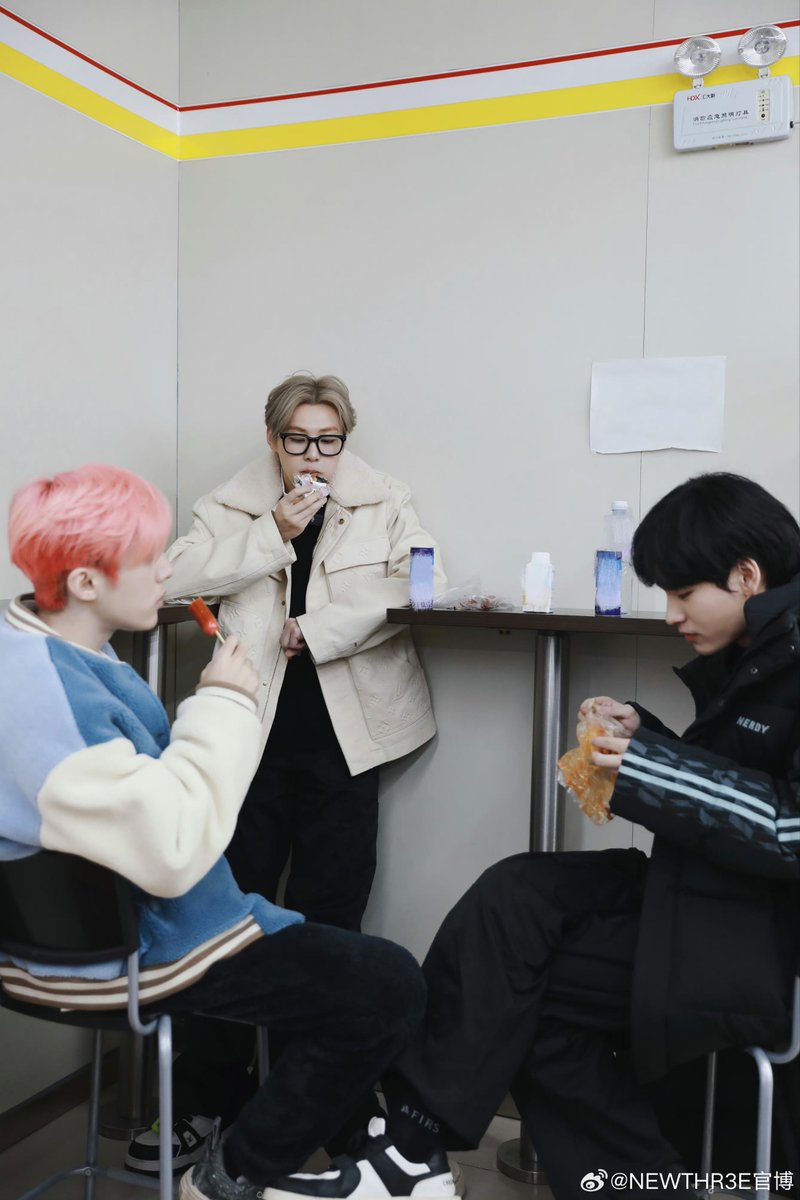 double_m_stitch's tweet photo. 내일 정오에 브이로그 올라온대 너무 기대돼🖤 사진에 밍밍이 진짜진짜 너무너무 귀여움ㅠ 내일 여러가지로 바빠서 난 모레는 되야 볼 수 있을 것 같지만 일단 기대부터 하는 중 귀여운 밍밍 볼 생각에 행복🖤
#姚明明 #YAOMINGMING #야오밍밍 #요명명 #姚柏南 #YAOBONAN #야오보난 #요백남 #NEWTHR3E https://t.co/1bU6OlMPT8