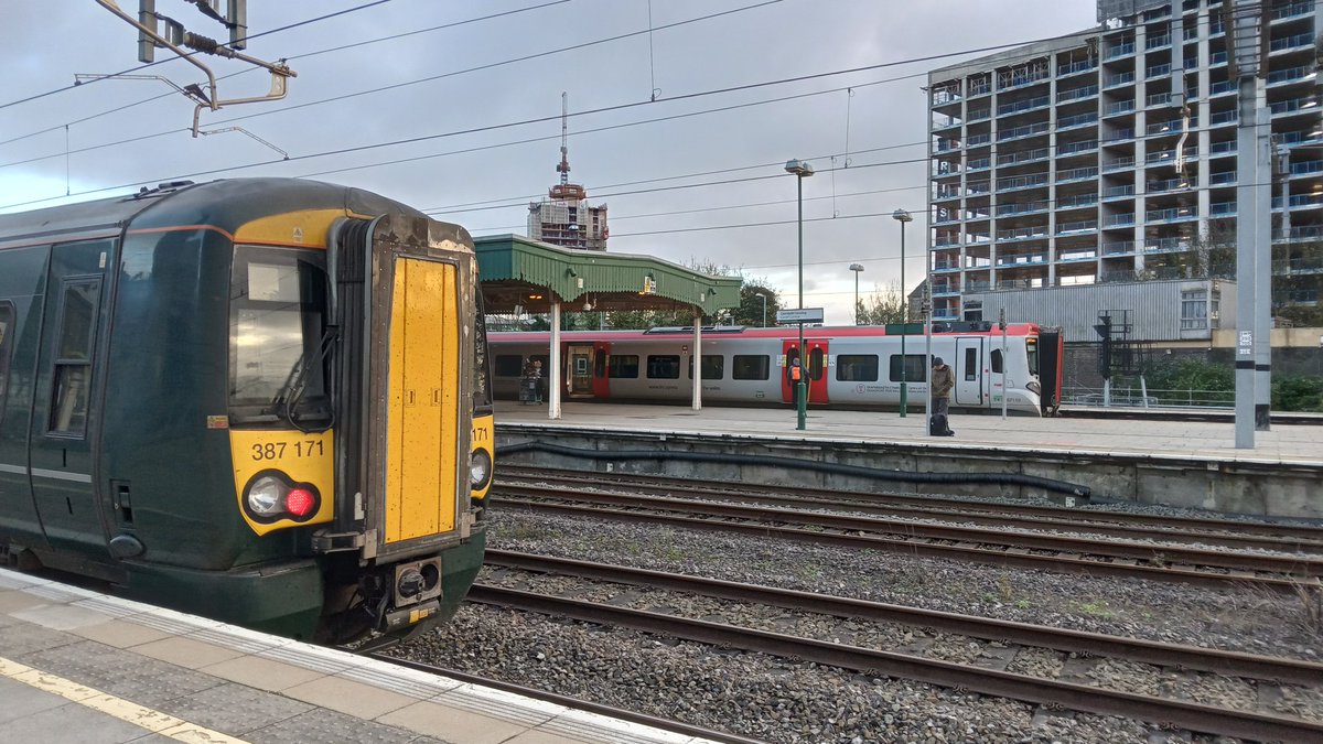 Afternoon 

Didn't expect to see an electrostar here, 2 of them too

387147+387171 on the 1454 to London Paddington