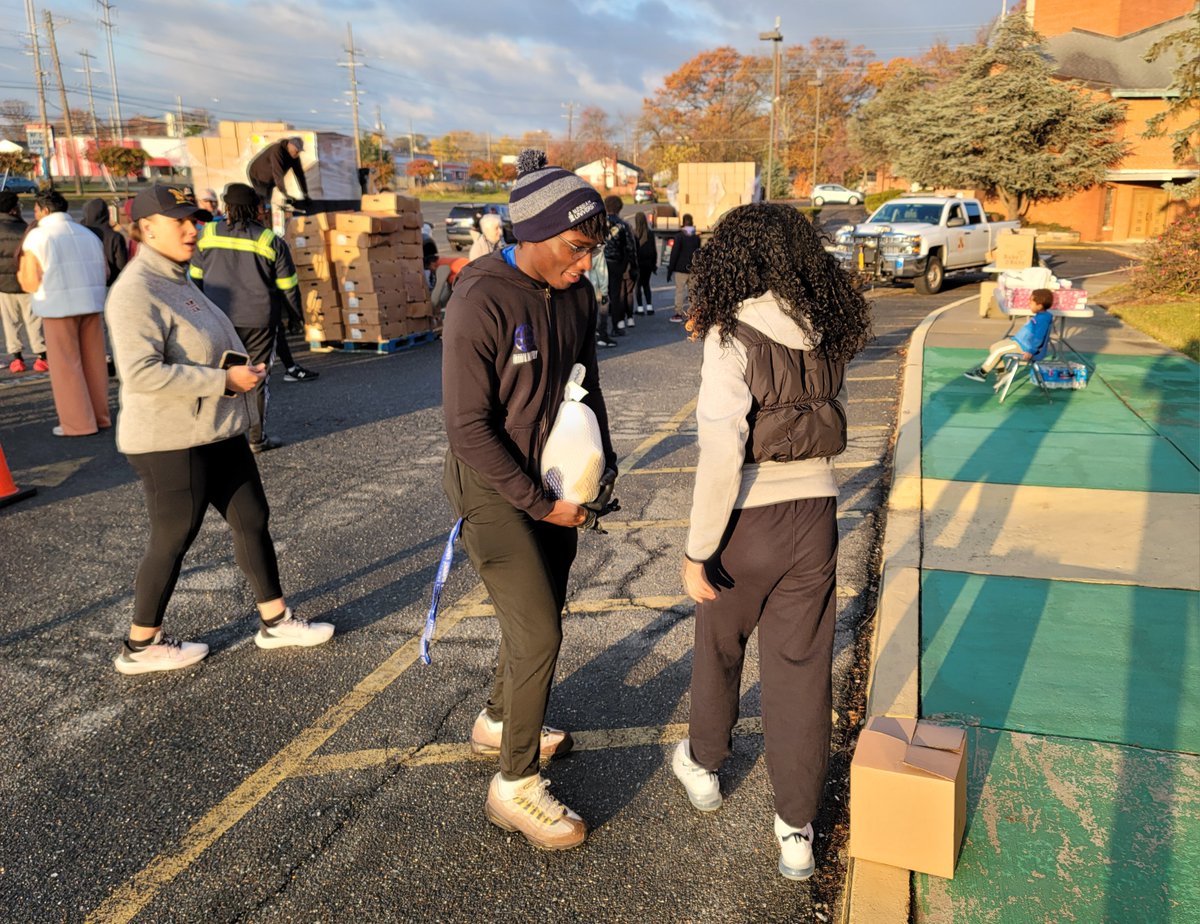 JoshuaY0510's tweet photo. My Sr. year and my last turkey giveaway at @BMHSMustangs working with @MamaDurant doing some good I am blessed. https://t.co/qIFUlRtDJB