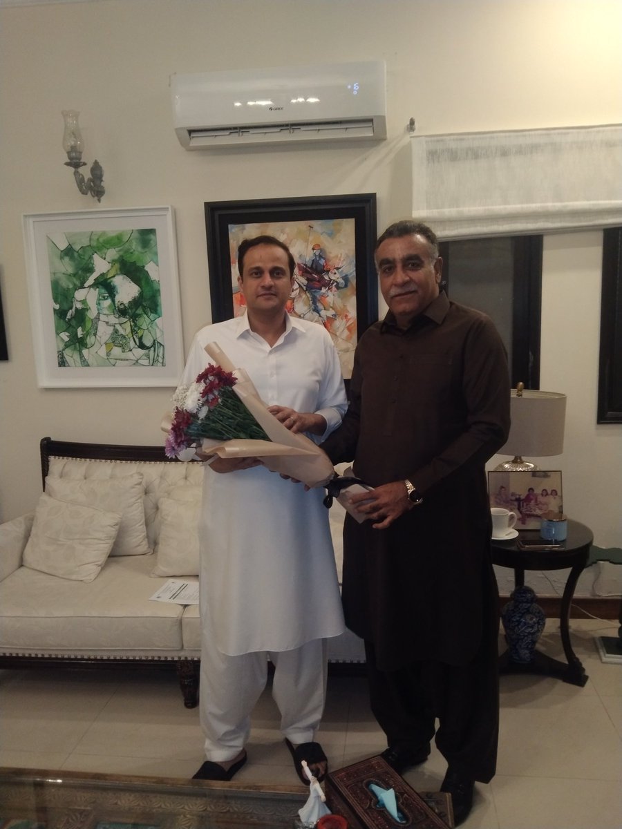 Yasir_ZAB's tweet photo. پاکستان پیپلز پارٹی کے پارلیمانی لیڈر ملیر ٹاؤن محمد ریاض بلوچ نے مئیر کراچی مرتضیٰ وہاب کو ضمنی الیکشن میں کامیاب ہونے پر مبارکباد دی۔
اور مئیر کراچی مرتضیٰ وہاب، پارلیمانی لیڈر ملیر ٹاؤن محمد ریاض بلوچ کے درمیان ملیر ٹاؤن میں ترقیاتی کاموں کے حوالے سے تبادلہ خیال ہوا۔ https://t.co/GcN11NX8c8