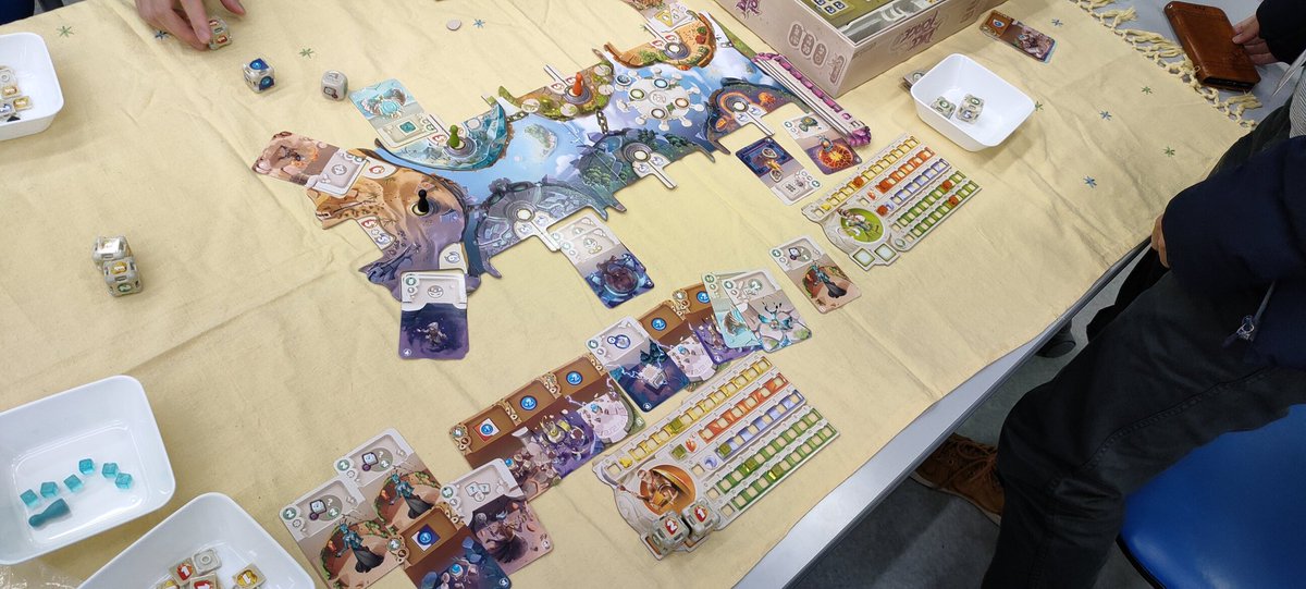 先日は大野城ボードゲーム会に参加してきました👍
・犯人は踊る
・シャドウレイダーズ
・すずめ雀
・ダイスフォージリベリオン
一緒に遊んでくださった皆様、ありがとうございました😊