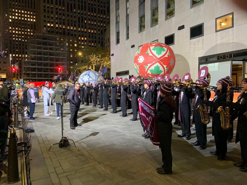 mercerislandsd's tweet image. The MIHS Marching Band is at the @todayshow on @nbc and ready to knock it out of park. #LetsGoIslanders