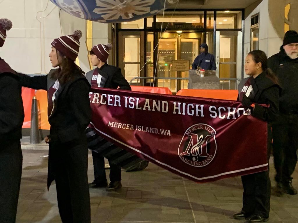 mercerislandsd's tweet image. The MIHS Marching Band is at the @todayshow on @nbc and ready to knock it out of park. #LetsGoIslanders