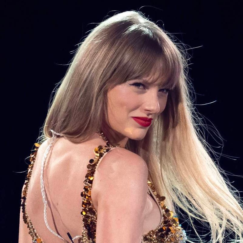poptime's tweet photo. 🚨 Carol Prado, jornalista do G1, detona novamente Taylor Swift:

"É triste demais ver a família da Ana Clara Benevides contar que não recebeu nenhum apoio financeiro ou burocrático. A cantora, que vende uma imagem tão cheia de EMPATIA, simplesmente meteu um papo de "tô triste pra falar sobre isso" e seguiu a vida, sem nem citar o nome da Ana. A Taylor é conhecida por peitar produtores e grandes empresas pra conseguir ter o controle da própria carreira, lucros e narrativa. Isso é foda e ajudou a fazer dela a popstar que é hoje. Por que, diante de uma tragédia como essa, que também envolve a T4F, ela lava as mãos?"
