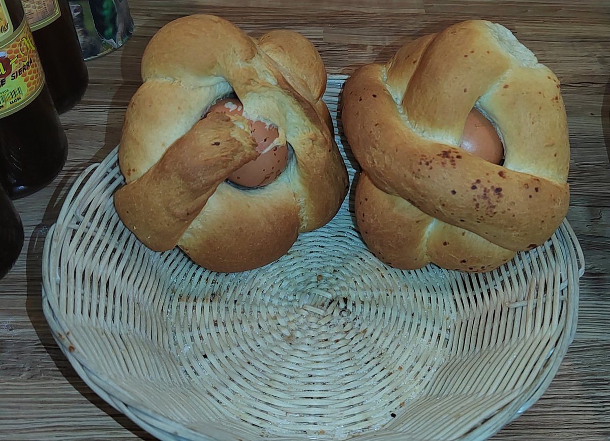 Los hornazos con sus huevos, productos típicos de las panaderías de Orgiva.