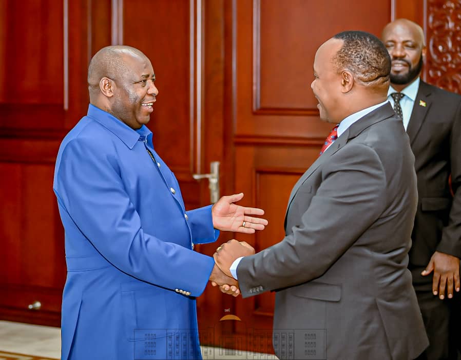NtareHouse's tweet photo. Le Chef de l'Etat #Burundi-ais et Président en exercice de la @jumuiya a également reçu Dr @pmathuki, SG de @jumuiya, ce 20/11 au Palais @NtareHouse. 
Ils ont surtout échangé sur les préparatifs du Sommet Ordinaire des Chefs d’Etat de la @jumuiya prévu le 24/11/2022 en #Tanzanie https://t.co/KU44ltg3VN