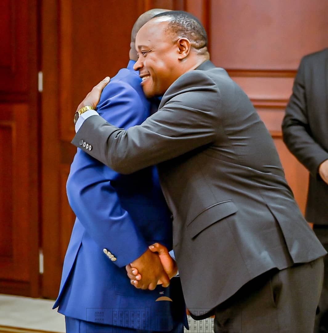 NtareHouse's tweet photo. Le Chef de l'Etat #Burundi-ais et Président en exercice de la @jumuiya a également reçu Dr @pmathuki, SG de @jumuiya, ce 20/11 au Palais @NtareHouse. 
Ils ont surtout échangé sur les préparatifs du Sommet Ordinaire des Chefs d’Etat de la @jumuiya prévu le 24/11/2022 en #Tanzanie https://t.co/KU44ltg3VN