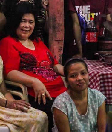 robnicoray's tweet photo. I saw some smart asses say I made it up gurl kung di niyo kasi crinop pangalan ko edi my DMs would accommodate you but anyhoo here is a 2017 photo of our former helper with my lola in red and my sister (breadwinner-project-manager-first-born narrative) as santa claus https://t.co/m5abGh6LjV