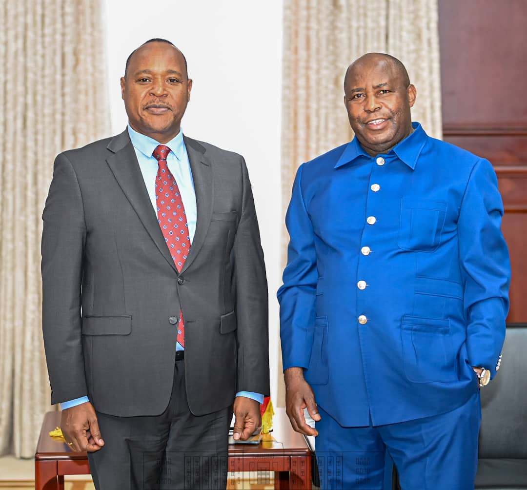NtareHouse's tweet photo. Le Chef de l'Etat #Burundi-ais et Président en exercice de la @jumuiya a également reçu Dr @pmathuki, SG de @jumuiya, ce 20/11 au Palais @NtareHouse. 
Ils ont surtout échangé sur les préparatifs du Sommet Ordinaire des Chefs d’Etat de la @jumuiya prévu le 24/11/2022 en #Tanzanie https://t.co/KU44ltg3VN