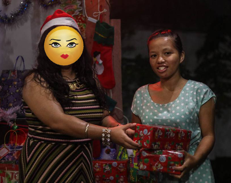 robnicoray's tweet photo. I saw some smart asses say I made it up gurl kung di niyo kasi crinop pangalan ko edi my DMs would accommodate you but anyhoo here is a 2017 photo of our former helper with my lola in red and my sister (breadwinner-project-manager-first-born narrative) as santa claus https://t.co/m5abGh6LjV